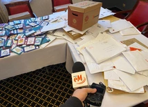 Archidiecezja Katowicka. Finał akcji Caritas i Radia eM "Pokoloruj Sercem – Świąteczna kartka dla Seniora"