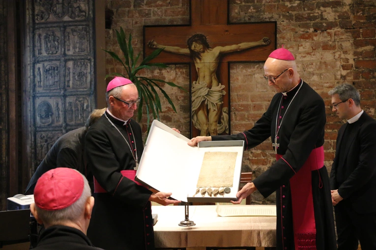 Płock. Przekazanie średniowiecznych pergaminów