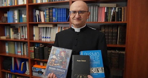 Dzieje trzech Biblii i "krzyże tłumaczy"