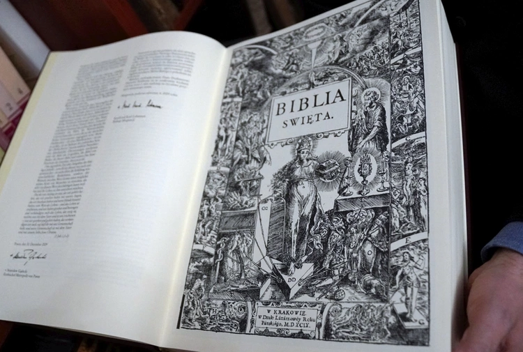 Dzieje trzech Biblii i "krzyże tłumaczy"