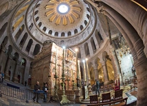 Kaplica bożego grobu Tzw. Edykuła została zbudowana w 1810 roku, po pożarze bazyliki. Składa się z dwóch części: kaplicy Anioła oraz pomieszczenia, gdzie znajduje się właściwy grób, w którym złożono ciało Zbawiciela.