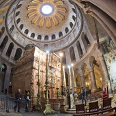 Kaplica bożego grobu Tzw. Edykuła została zbudowana w 1810 roku, po pożarze bazyliki. Składa się z dwóch części: kaplicy Anioła oraz pomieszczenia, gdzie znajduje się właściwy grób, w którym złożono ciało Zbawiciela.