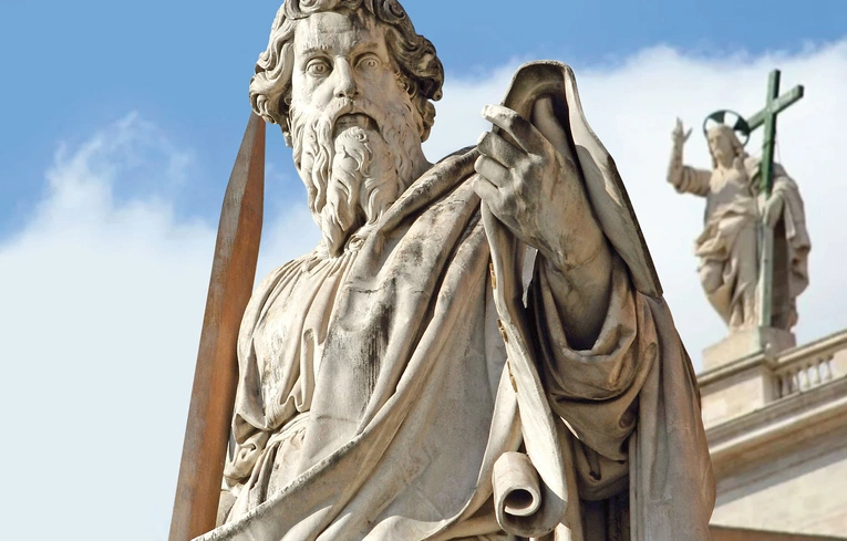 Greckie imię Paulos i łacińska wersja Paulus, czyli „mały”, oznacza małego człowieka, z którego Bóg uczynił wielkiego apostoła.