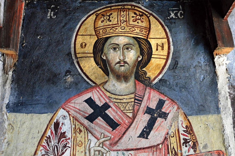 Patrząc na Chrystusa Arcykapłana, widzimy ofiarę krzyża i jej skutki dla ludzi. Dostrzegamy Chrystusa Zmartwychwstałego, który zawsze żyje i wstawia się za nami przed obliczem Boga.