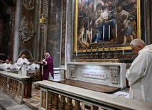 Podczas Mszy przy grobie świętego Jana Pawła II