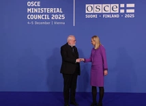 Abp Paul Richard Gallagher podczas spotkania