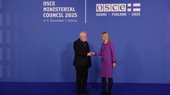 Abp Paul Richard Gallagher podczas spotkania