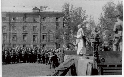 Ks. Tadeusz Fedorowicz,  jako kapelan IV Dywizji  „ludowego” Wojska Polskiego,  odprawia dla żołnierzy Mszę św.  na pace ciężarówki  – miasto Sumy (dziś Ukraina),  Wielkanoc 1944 r.