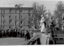 Ks. Tadeusz Fedorowicz,  jako kapelan IV Dywizji  „ludowego” Wojska Polskiego,  odprawia dla żołnierzy Mszę św.  na pace ciężarówki  – miasto Sumy (dziś Ukraina),  Wielkanoc 1944 r.