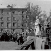 Ks. Tadeusz Fedorowicz,  jako kapelan IV Dywizji  „ludowego” Wojska Polskiego,  odprawia dla żołnierzy Mszę św.  na pace ciężarówki  – miasto Sumy (dziś Ukraina),  Wielkanoc 1944 r.