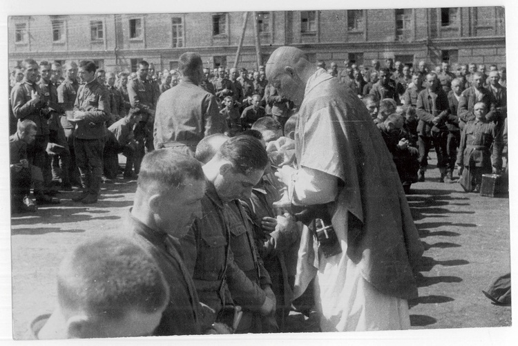 Ks. Fedorowicz rozdaje polskim żołnierzom Komunię św. w czasie wielkanocnej Mszy św. w Sumach w 1944 r.