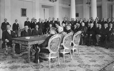 Uroczysty akt ratyfikacji konkordatu.  Przy stole siedzą (od lewej w pierwszym rzędzie) sekretarz nuncjatury ks. Carlo Colli, nuncjusz abp Lorenzo Lauri, audytor nuncjatury ks. Carlo Chiarlo, a naprzeciw nich (od lewej) minister spraw zagranicznych hr. Aleksander Józef Skrzyński,  premier Władysław Grabski oraz minister wyznań religijnych i oświecenia publicznego Stanisław Grabski.