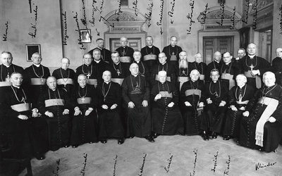 Uczestnicy obrad Episkopatu Polski  na temat realizacji konkordatu.  W środku siedzi górujący wzrostem  nad sąsiadami kardynał  i abp warszawski Aleksander Kakowski,  a na prawo od niego nuncjusz Lorenzo Lauri.