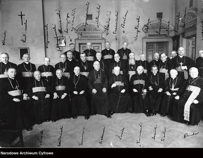 Uczestnicy obrad Episkopatu Polski  na temat realizacji konkordatu.  W środku siedzi górujący wzrostem  nad sąsiadami kardynał  i abp warszawski Aleksander Kakowski,  a na prawo od niego nuncjusz Lorenzo Lauri.