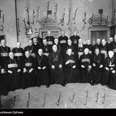 Uczestnicy obrad Episkopatu Polski  na temat realizacji konkordatu.  W środku siedzi górujący wzrostem  nad sąsiadami kardynał  i abp warszawski Aleksander Kakowski,  a na prawo od niego nuncjusz Lorenzo Lauri.