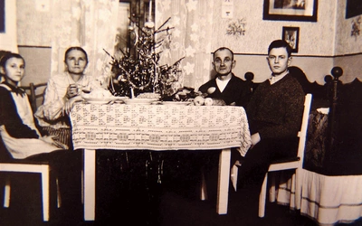 Unikalne zdjęcie z 1930 roku  przedstawiające skromną  śląską wieczerzę wigilijną;  na stole widać miskę  z prastarymi makówkami,  pamiętającymi jeszcze pogańskie  Szczodre Gody.