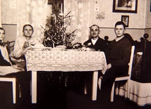 Unikalne zdjęcie z 1930 roku  przedstawiające skromną  śląską wieczerzę wigilijną;  na stole widać miskę  z prastarymi makówkami,  pamiętającymi jeszcze pogańskie  Szczodre Gody.