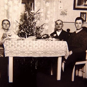 Unikalne zdjęcie z 1930 roku  przedstawiające skromną  śląską wieczerzę wigilijną;  na stole widać miskę  z prastarymi makówkami,  pamiętającymi jeszcze pogańskie  Szczodre Gody.