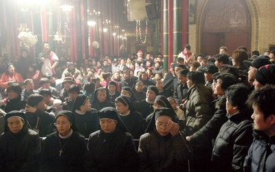 Wierni świeccy i siostry zakonne  na Mszy św. w Boże Narodzenie  w katolickiej katedrze w Pekinie.