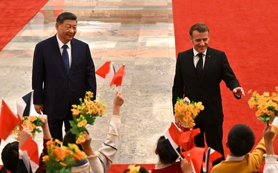 Emmanuel Macron (P)i  Xi Jinping (L)