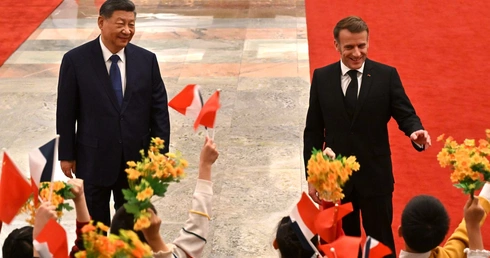 Emmanuel Macron (P)i  Xi Jinping (L)