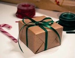 Mikołajki między darem a roszczeniem. Jak wychowywać dzieci do wdzięczności?