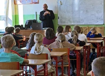 Niezwykła inicjatywa w szkole podstawowej. Dzieci same poprosiły o założenie róży różańcowej
