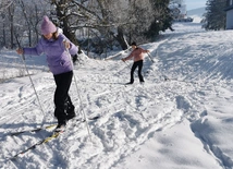 Zima. Gwar w narciarni, emocje na trasie