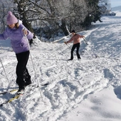 Zima. Gwar w narciarni, emocje na trasie