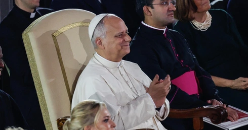 Leon XIV podczas koncertu dla ubogich