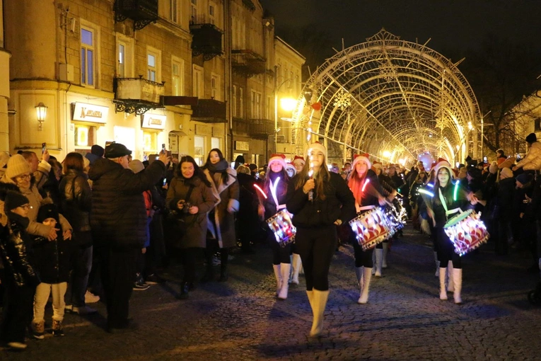 W Radomiu rozbłysła świąteczna iluminacja