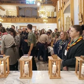 Harcerze ze Staszowa i Janowa Lubelskiego z Betlejemskim Światłem Pokoju