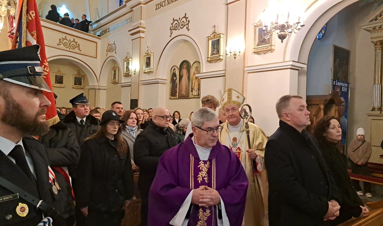 Poświęcenie odnowionych ołtarzy w kościele w Borowej k. Mielca