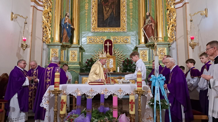 Poświęcenie odnowionych ołtarzy w kościele w Borowej k. Mielca