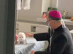 Katowice. Abp Andrzej Przybylski odwiedził małych pacjentów w GCZD