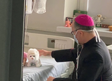 Katowice. Abp Andrzej Przybylski odwiedził małych pacjentów w GCZD