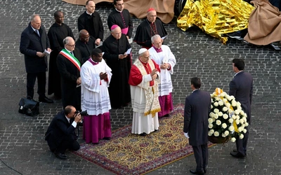Papież pod kolumną Niepokalanej: Niech otwierają się oazy pokoju