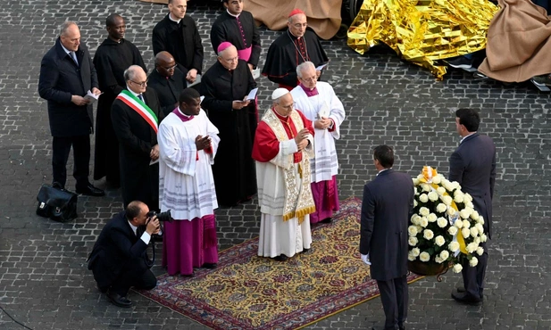 Papież pod kolumną Niepokalanej: Niech otwierają się oazy pokoju
