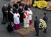 Papież pod kolumną Niepokalanej: Niech otwierają się oazy pokoju