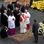 Papież pod kolumną Niepokalanej: Niech otwierają się oazy pokoju