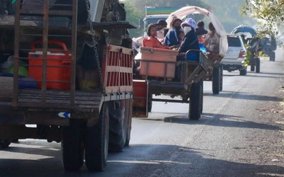 Ludzie uciekający ze spornego obszaru