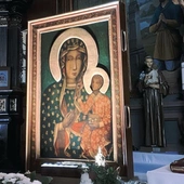 Poruszająca modlitwa bp. Artura Ważnego przed kopią obrazu jasnogórskiego: "To nie jest wina owiec, że pasterz okazał się wilkiem"