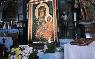 Poruszająca modlitwa bp. Artura Ważnego przed kopią obrazu jasnogórskiego: "To nie jest wina owiec, że pasterz okazał się wilkiem"