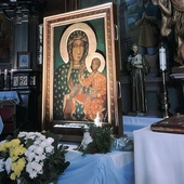 Poruszająca modlitwa bp. Artura Ważnego przed kopią obrazu jasnogórskiego: "To nie jest wina owiec, że pasterz okazał się wilkiem"