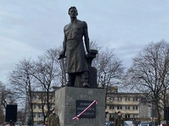 Chorzów. Odnowiony Pomnik Powstańca Śląskiego ponownie odsłonięty