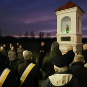 Różańce chwyciło kilkudziesięciu mężczyzn