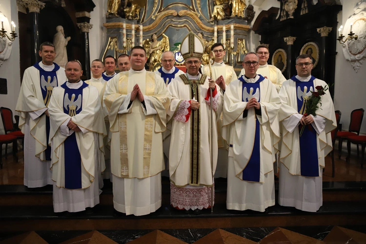 W przygotowaniach do przyjęcia sakramentu kapłaństwa nowemu diakonowi towarzyszyli kapłani diecezji łowickiej i archidiecezji warszawskiej.