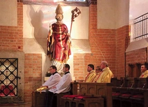 W bocznym ołtarzu katedry znajduje się duża figura opiekuna Elbląga i świątyni katedralnej.