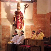 W bocznym ołtarzu katedry znajduje się duża figura opiekuna Elbląga i świątyni katedralnej.