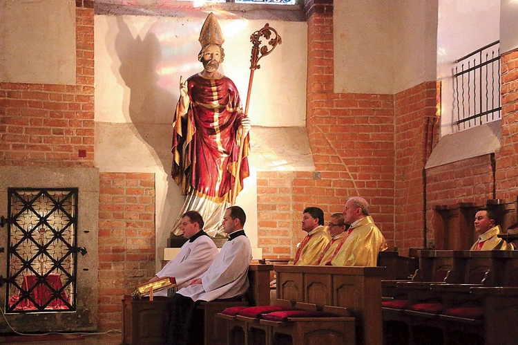 W bocznym ołtarzu katedry znajduje się duża figura opiekuna Elbląga i świątyni katedralnej.